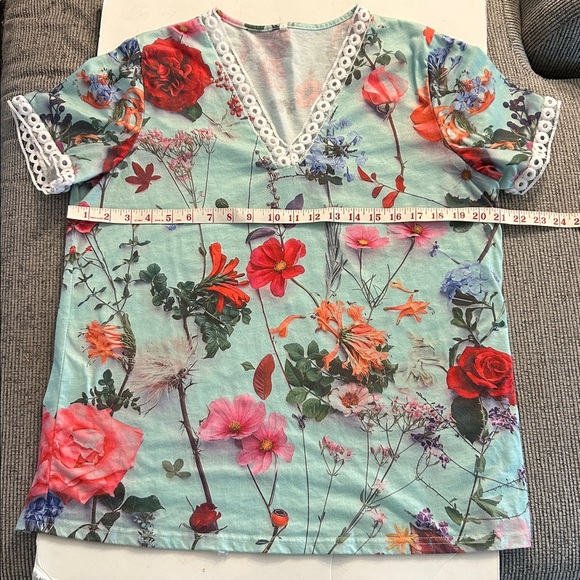 📌8/$16 Floral V-Neck Women's Top with lace detail colorful flowers size large - Picture 8 of 9